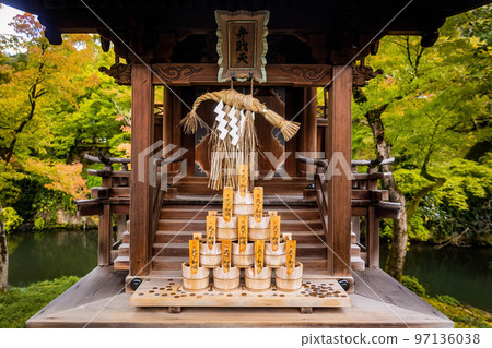 Beautiful shrine at the lake at Eikando Temple at fall in Kyoto 97136038