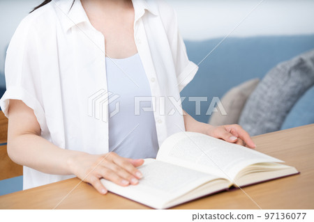 一個女人在客廳裡看書[零件切開] 97136077