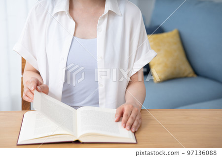 A woman reading in the living room [Parts cut] 97136088