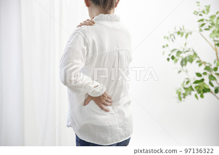 一位因肩痛而身體不適的中年婦女 97136322