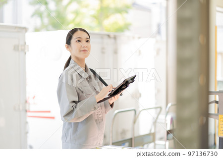 在配送倉庫工作的年輕女工 97136730