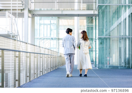 背影行走的男女大學生 97136896