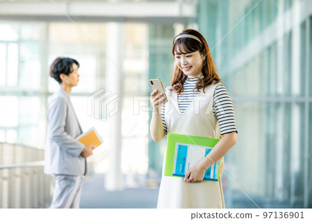 有智能手機的女大學生 97136901