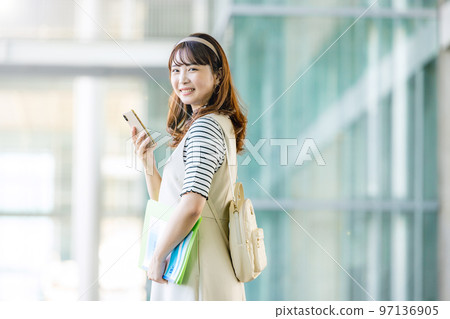 有智能手機的女大學生 97136905