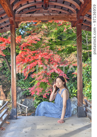 Autumn leaves and women at Shoseien 97136959