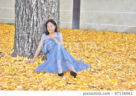 Higashi Honganji Ginkgo and Woman 97136961