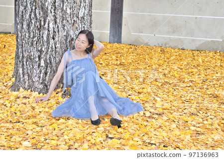 Higashi Honganji Ginkgo and Woman 97136963
