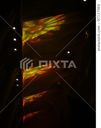 [西班牙] 聖家堂（Sagrada Familia） 天花板上反射的彩色玻璃彩燈（巴塞羅那） 97137069