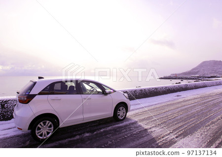 冬天在北海道開車在海邊休息 97137134