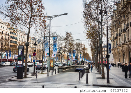 Champs-Élysées street in Paris in winter *partially soft focus Champs-Élysées street in Paris in winter *partially soft focus 97137522