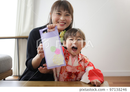 Parent and child holding hand-made Chitose candy bags Shichigosan image Parent and child holding hand-made Chitose candy bags Shichigosan image 97138246