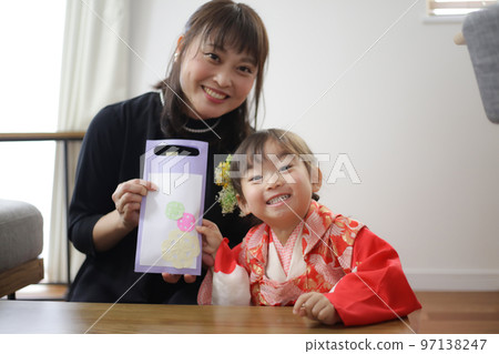 Parent and child holding hand-made Chitose candy bags Shichigosan image Parent and child holding hand-made Chitose candy bags Shichigosan image 97138247