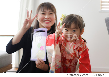 Parent and child holding hand-made Chitose candy bags Shichigosan image Parent and child holding hand-made Chitose candy bags Shichigosan image 97138248