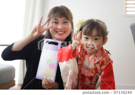 Parent and child holding hand-made Chitose candy bags Shichigosan image Parent and child holding hand-made Chitose candy bags Shichigosan image 97138249