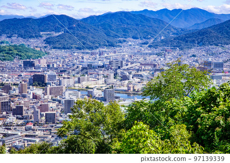 您可以看到廣島市東部的大洲町和東雲町,以及國道 2 號線的萬松 IC 附近。可以看到圓湖川和新幹線高架橋。 您可以看到廣島市東部的大洲町和東雲町,以及國道 2 號線的萬松 IC 附近。可以看到圓湖川和新幹線高架橋。 97139339