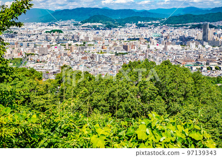 這是廣島西部的遠景。你可以看到hitoto Hiroshima The Tower、Eba、Yoshijima、Kannon-cho和Saeki Ward 這是廣島西部的遠景。你可以看到hitoto Hiroshima The Tower、Eba、Yoshijima、Kannon-cho和Saeki Ward 97139343