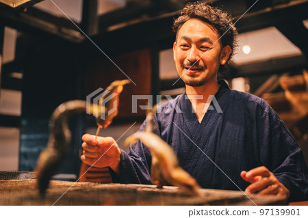 Izakaya owner who grills sweetfish with salt 97139901
