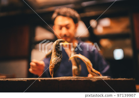 用鹽烤香魚的居酒屋老闆 97139907