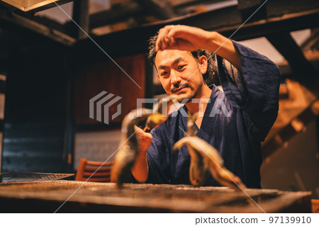 用鹽烤香魚的居酒屋老闆 97139910