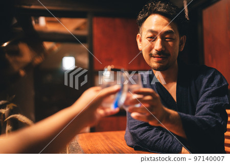 大鬍子男人在爐邊喝酒 97140007