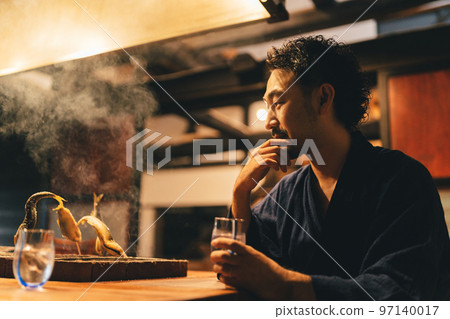 大鬍子男人在爐邊喝酒 97140017