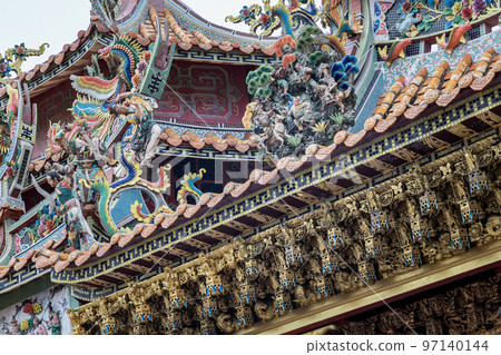 Taiwanese dragon sculpture decorate on Taiwanese temple roof at Wat thamma katanyu or Tham Katanya Shrine Foundation. Taiwanese dragon sculpture decorate on Taiwanese temple roof at Wat thamma katanyu or Tham Katanya Shrine Foundation. 97140144