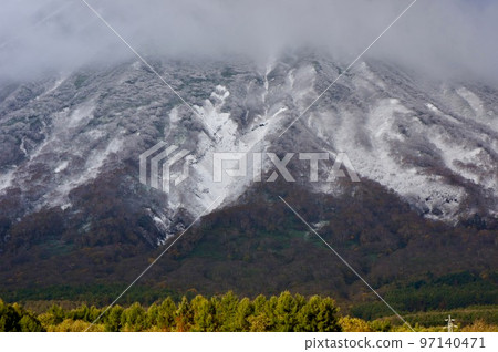 北海道羊蹄山,冬天的開始 北海道羊蹄山,冬天的開始 97140471