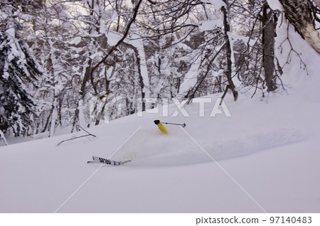 北海道野外滑雪者在雪地裡玩耍 北海道野外滑雪者在雪地裡玩耍 97140483