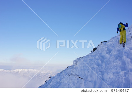 北海道野外滑雪者瞄準山頂 97140487