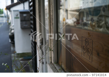 市中心一家雜貨店的櫥窗 市中心一家雜貨店的櫥窗 97141014