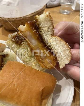 蝦肉漢堡的橫切面 蝦肉漢堡的橫切面 97141417