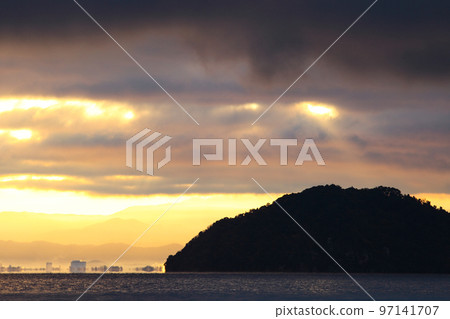 從海津大崎看到的竹生島日出 從海津大崎看到的竹生島日出 97141707