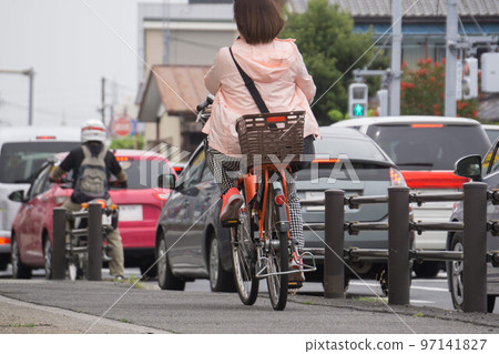 人行道上的自行車 人行道上的自行車 97141827