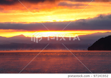 晨霧中琵琶湖日出 晨霧中琵琶湖日出 97141932