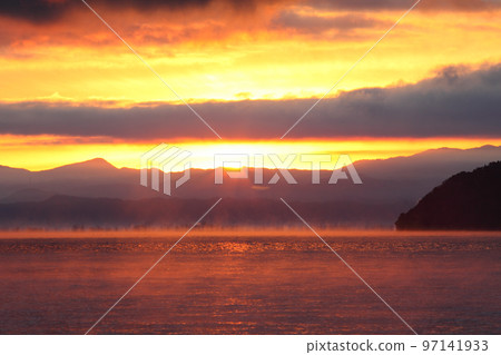 晨霧中琵琶湖日出 97141933