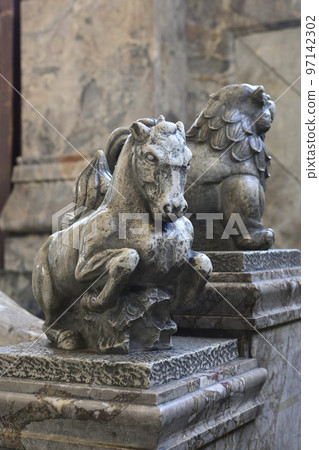 Tsukiji Hongwanji Main Hall (main building) Sculpture of mythical beasts by Chuta Ito Tsukiji Hongwanji Main Hall (main building) Sculpture of mythical beasts by Chuta Ito 97142302