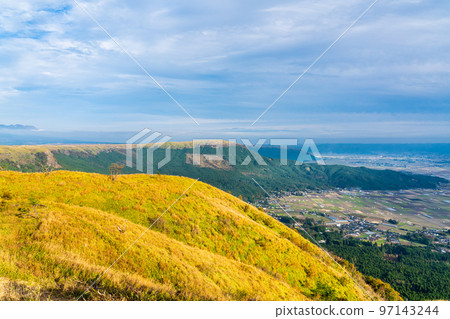 Autumn leaves of grass from the Aso Skyline Observatory (Aso District, Kumamoto Prefecture) 97143244
