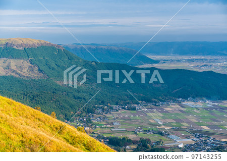 Autumn leaves of grass from the Aso Skyline Observatory (Aso District, Kumamoto Prefecture) Autumn leaves of grass from the Aso Skyline Observatory (Aso District, Kumamoto Prefecture) 97143255