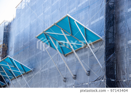 Fall prevention fence of the building at the building site 97143404