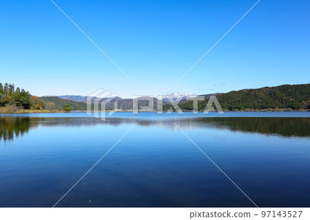 初冬藍天的餘後湖和白雪皚皚的三國山 初冬藍天的餘後湖和白雪皚皚的三國山 97143527