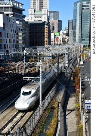 東海道新幹線在新橋和濱松町之間運行 東海道新幹線在新橋和濱松町之間運行 97145562