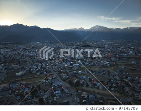 暮色中的長野縣大町市雄偉的北阿爾卑斯山與大町市的街景（無人機航拍） 97145709