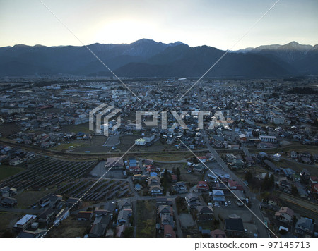 暮色中的長野縣大町市雄偉的北阿爾卑斯山與大町市的街景(無人機航拍) 暮色中的長野縣大町市雄偉的北阿爾卑斯山與大町市的街景(無人機航拍) 97145713