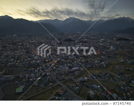 漂浮在晚霞中的北阿爾卑斯山的美麗剪影與長野縣大町市大町市的夜景(無人機航拍) 漂浮在晚霞中的北阿爾卑斯山的美麗剪影與長野縣大町市大町市的夜景(無人機航拍) 97145740