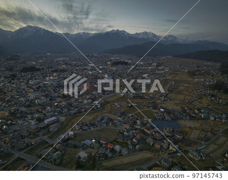 暮色中的長野縣大町市雄偉的北阿爾卑斯山與大町市的街景(無人機航拍) 暮色中的長野縣大町市雄偉的北阿爾卑斯山與大町市的街景(無人機航拍) 97145743