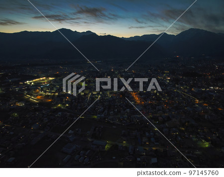 北阿爾卑斯山的美麗剪影和長野縣大町市大町市的夜景（無人機航拍） 97145760