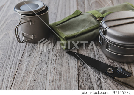 戶外野營裝備鋸木紋背景圖片素材 戶外野營裝備鋸木紋背景圖片素材 97145782