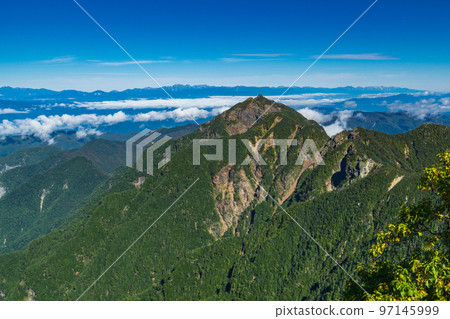 從長野縣北澤峠登甲駒岳：從小松山眺望能古霧山 97145999