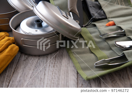 戶外野營裝備特寫木紋背景素材 97146272