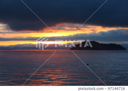 奧琵琶湖和竹生島的日出 奧琵琶湖和竹生島的日出 97146716